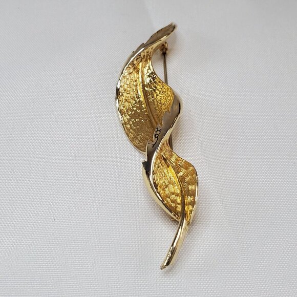 Vintage Coro Brushed Gold-Tone Leaf Brooch & Clip-On Earrings Jewelry Set - Picture 6 of 14